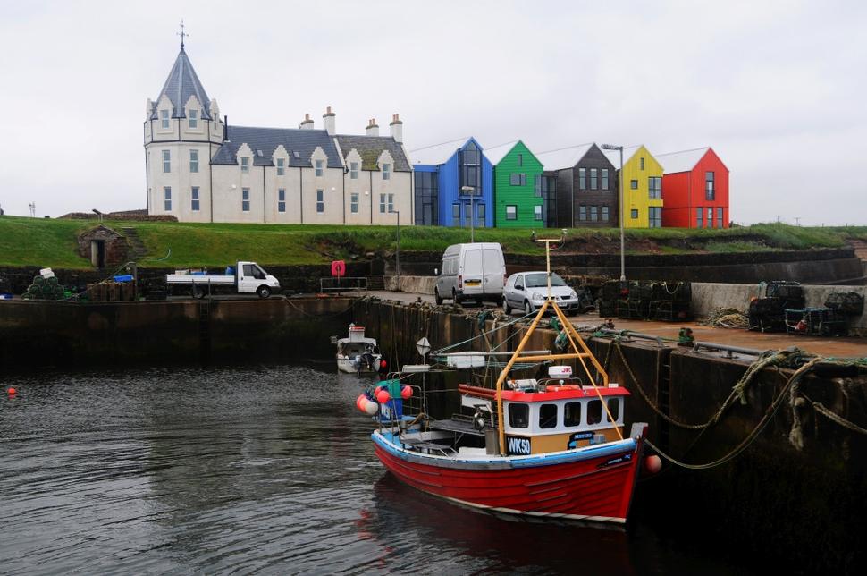 Koniec pevniny v John o´Groats zdobia farebné domčeky
