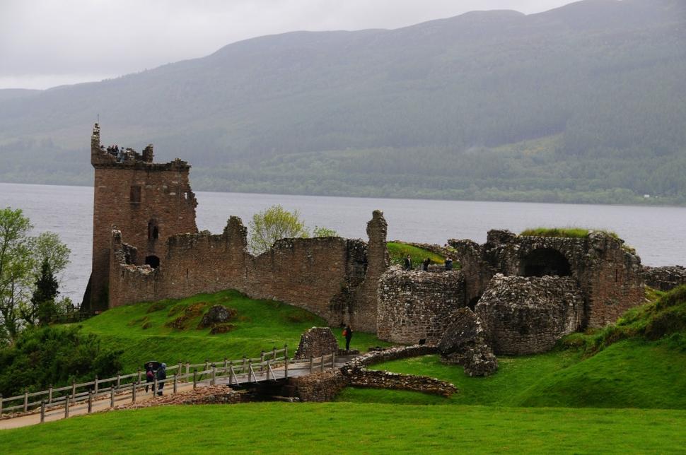 Stredoveký hrad Urquhart na brehu Lochnesského jazera