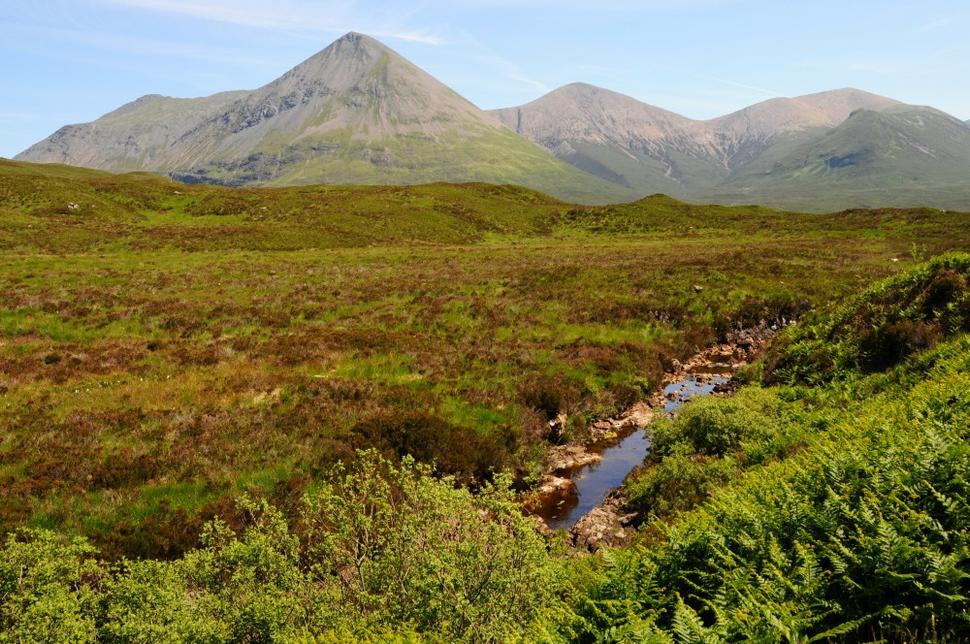 Príroda plná pahorkov a údolí na ostrove Skye
