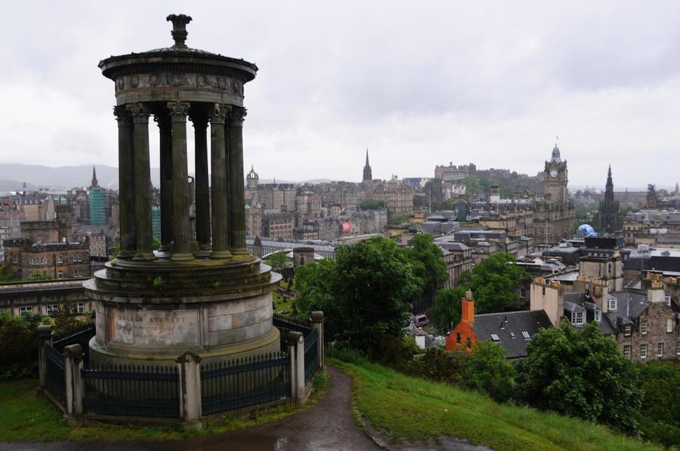 Upršaný pohľad na Edinburgh z pahorku Calton Hill