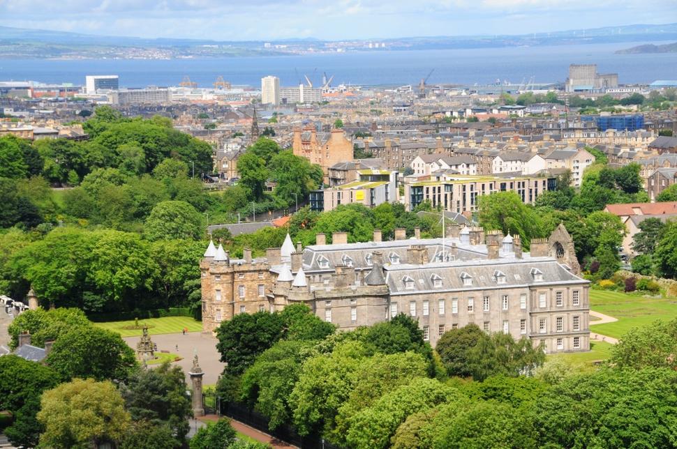 Kráľovský palác Holyrood v Edinburghu na konci Royal Mile