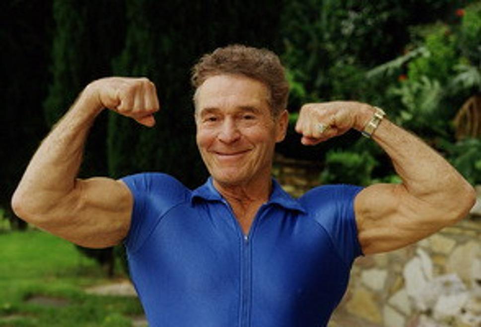 Jack LaLanne vo veku 71 rokov. Prezývaný aj starý otec fitnessu. V perexe je zobrazený vo veku 40 rokov. Jeho idea bola vyhýbanie sa cukru. Arnold Schwarzenegger o ňom povedal: