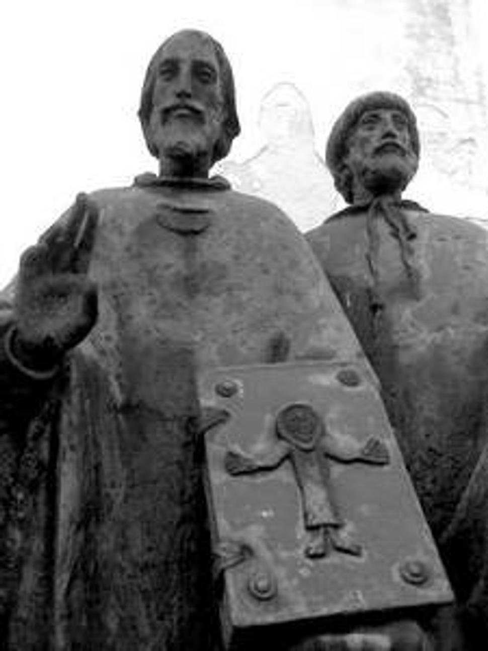 Cyril a Metod pred kostolom v Devíne