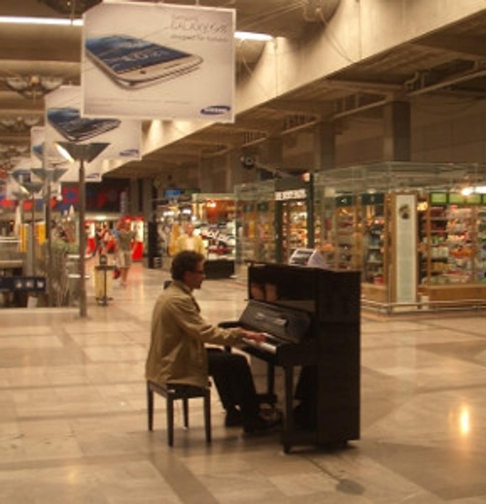 Pianista na železničnej stanici Paris - Montparnasse, júl 2012