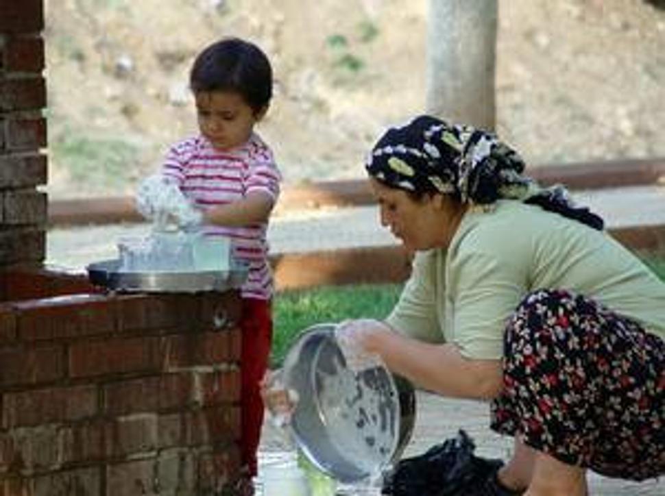 Kurdské dievčatko a žena v meste Gaziantep na juhu Turecka