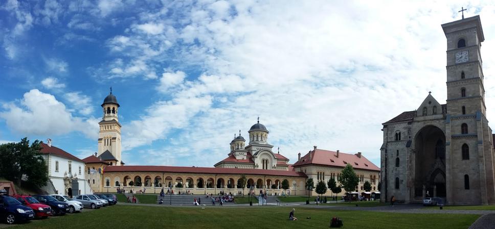 Panoramatický pohľad na dve dominantné stavby pevnosti Alba Carolina