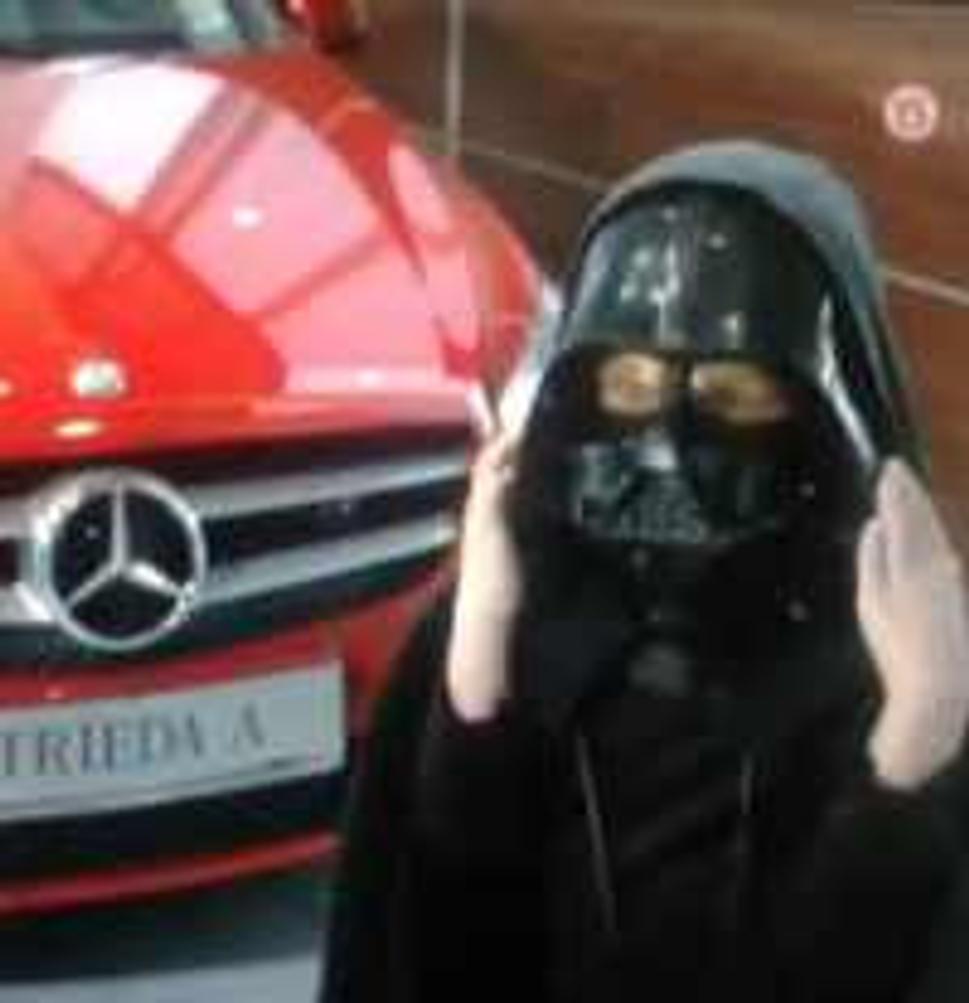 Foto zo spotu na Mercedes