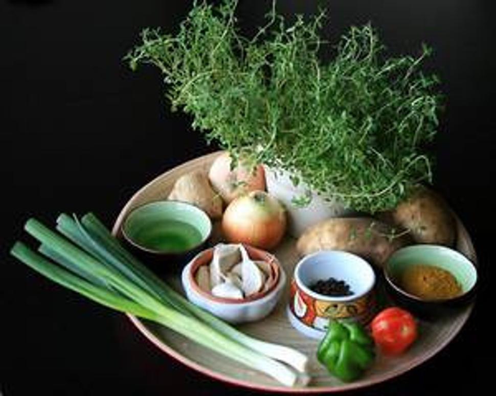 Zázvor, cibuľa, čerstvý tymian, olej, cesnak, nové korenie, zemiaky, kari, pálivé papričky (Scotch Bonnet) a jarné cibuľky.