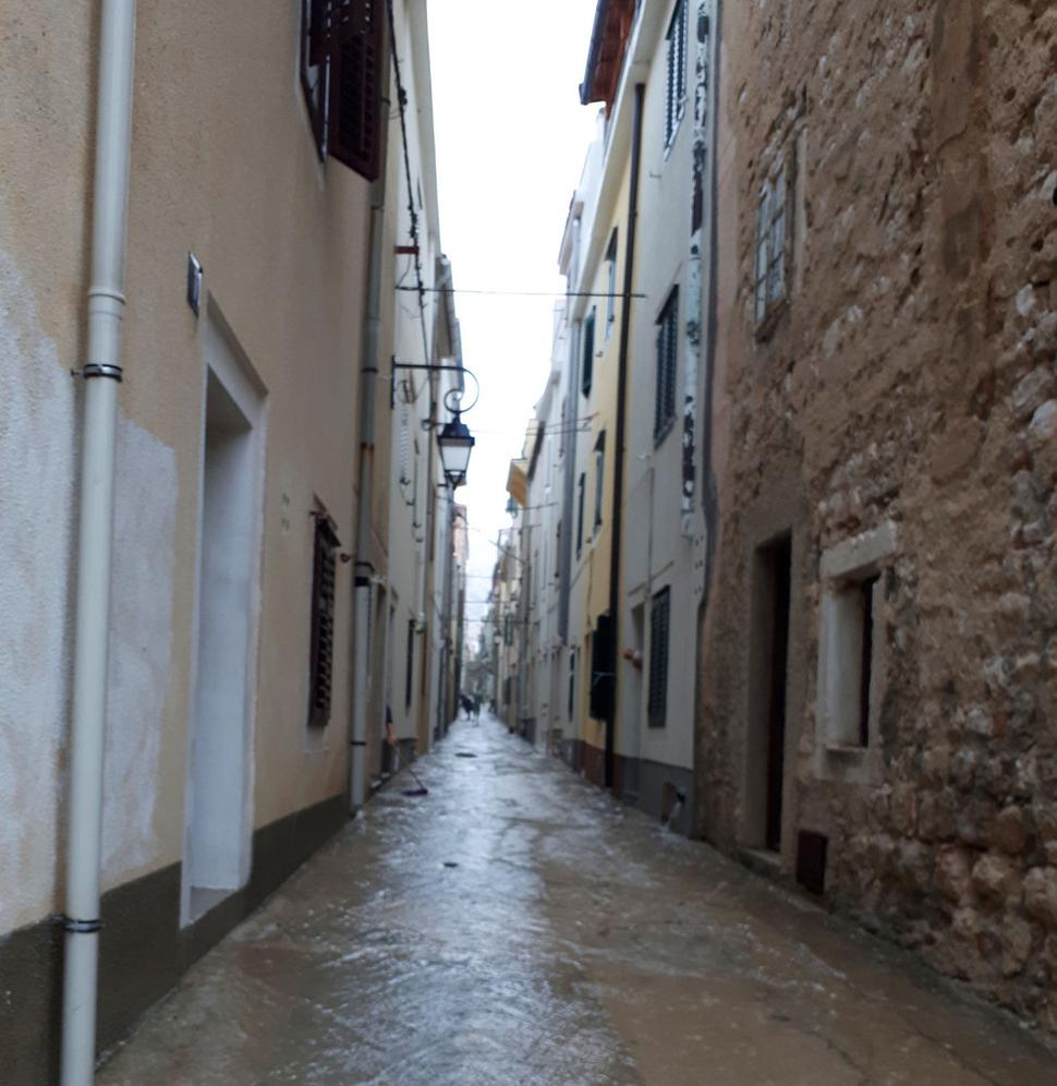 trošku zapršalo