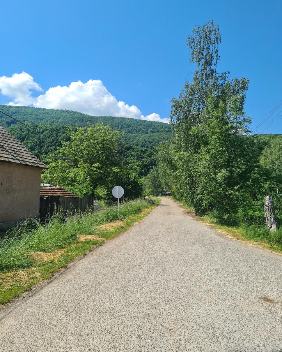 Odbočka k začiatku turistického chodníka na Dievčenskú skalu