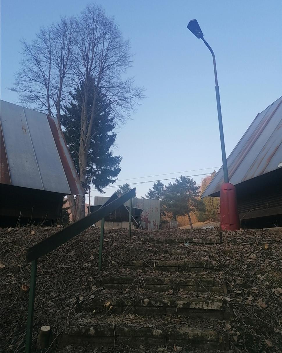 schody aj lampa sa snáď tiež dočkajú