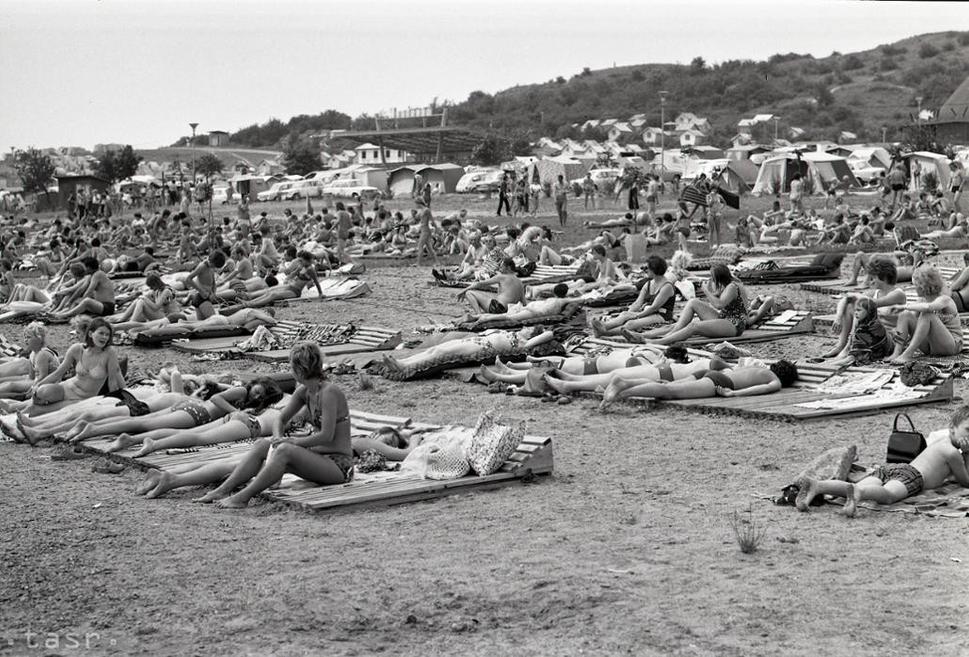 "Okolo 30 000 rekreantov z Československa, zo Sovietskeho zväzu, z Poľska, Maďarska, z NDR, NSR a z ďalších krajín využilo sobotné a nedeľné slnečné počasie, ktorého je počas tohtoročného leta poskromne, na oddych pri Zemplínskej šírave."