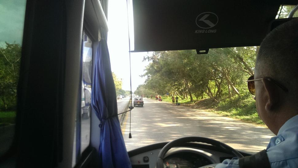 Stopári z autobusu.