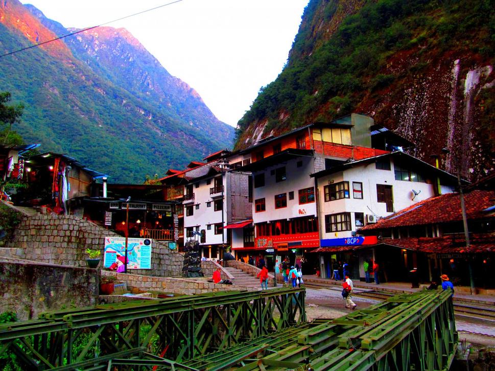 Vlak vás dopraví do mesta Aguas Calientes. Odtiaľ sa po neustále stúpajúcich kľukatých serpentínach dostanete hore až k Machu Picchu. Môžete si dať vlastnú túru, alebo využiť autobusovú dopravu. Už len táto cesta je nádherný zážitok.