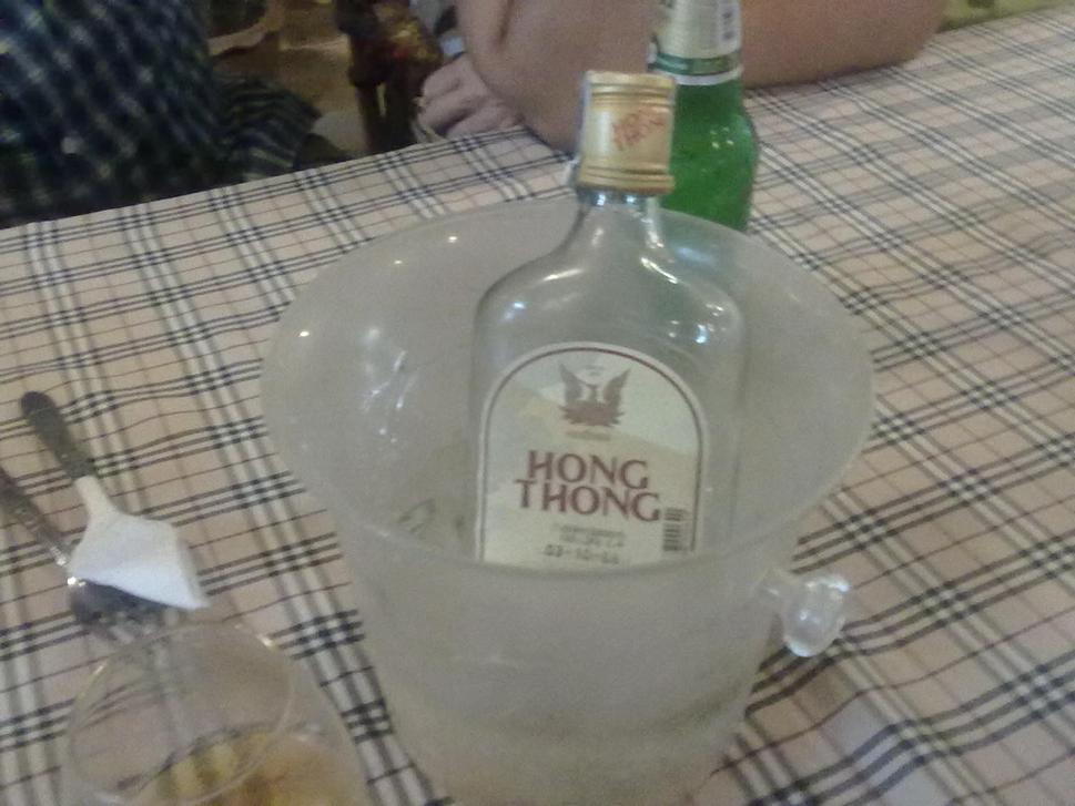 zaujímavé, Jozsi objedná miestnu whisky Hong Thong, čašník zbehne do susedných potravín a tú istú sumu nám naúčtuje