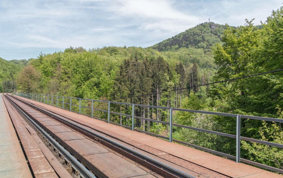 Bralský viadukt - v pozadí Bralová skala