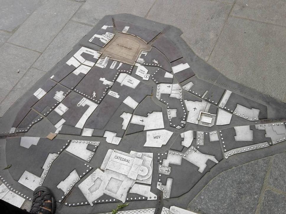 Výborná pomôcka pre turistov - mapka historického centra na dlažbe centrálneho námestia.
