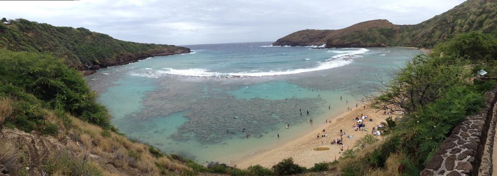 Prírodná rezervácia Hanauma bay s koralovým útesom a rybičkami, ktoré nevidieť. Autor: Ľubor Šešera, licencia: CC BY-SA 4.0.