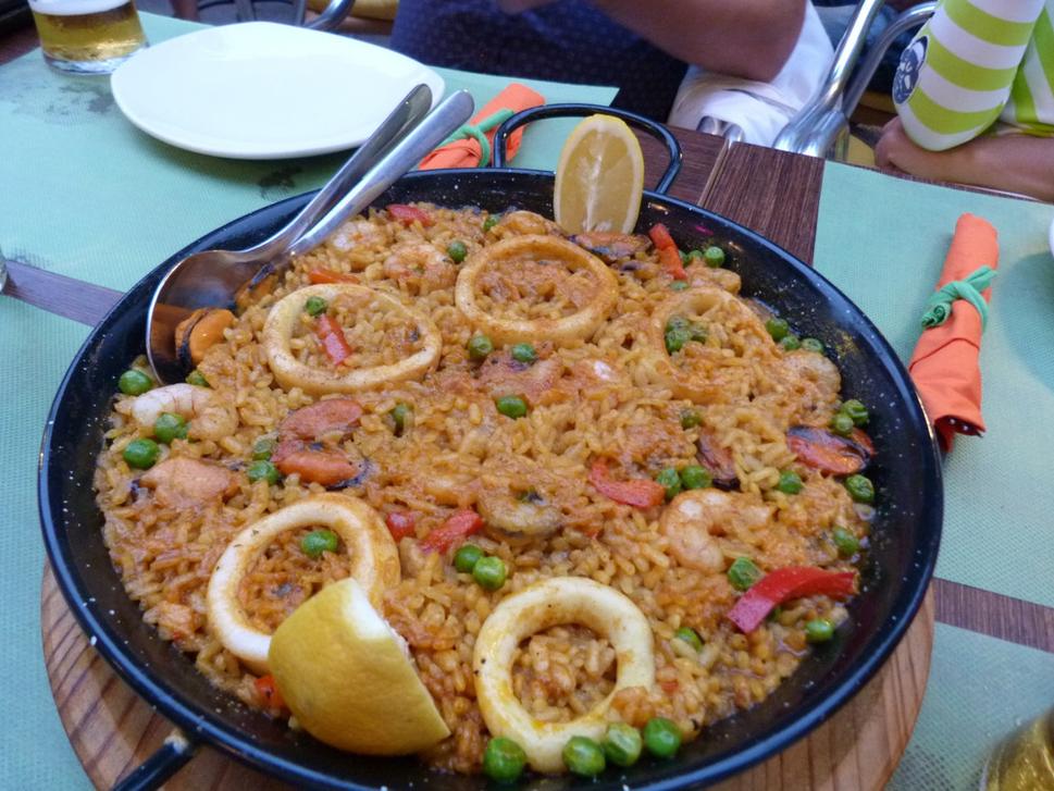 Paella s krevetami a kalamárom