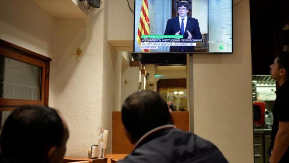 Prejav preméra Puigdemonta počúvali s napätím aj v lokáloch