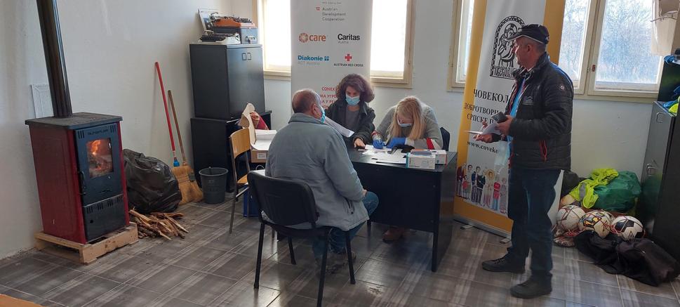 Tamara (vľavo) počas práce v kancelárii organizácie Čovekoljublje.