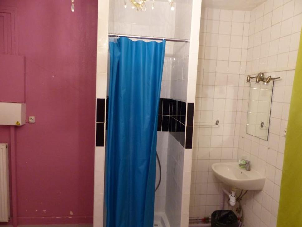 Sedím na posteli a pozerám na sprchu na izbe, za príplatok ako ináč. Mohli byť aj zdieľané.