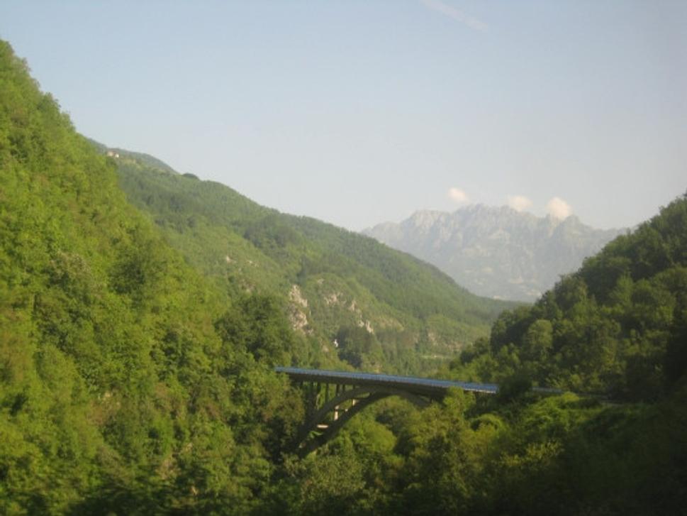 Viadukt cez rieku Morača