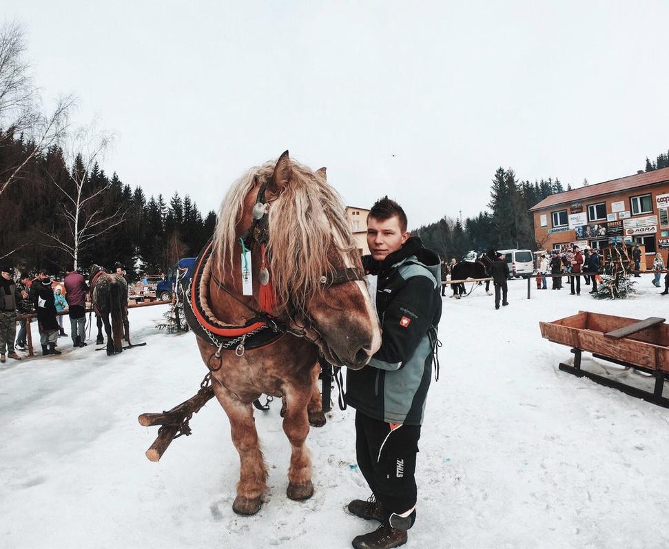 Hore: Mladý furman nesmelo pózuje pred objektívom kamery.