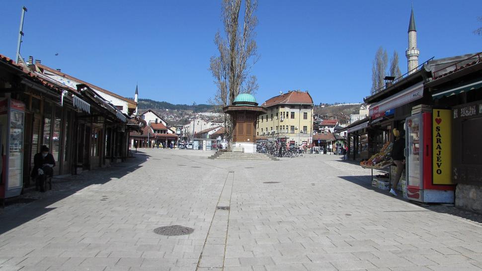 Nezvyčajný pohľad na prázdnu Baščaršiju - kultúrne a historické centrum Sarajeva.