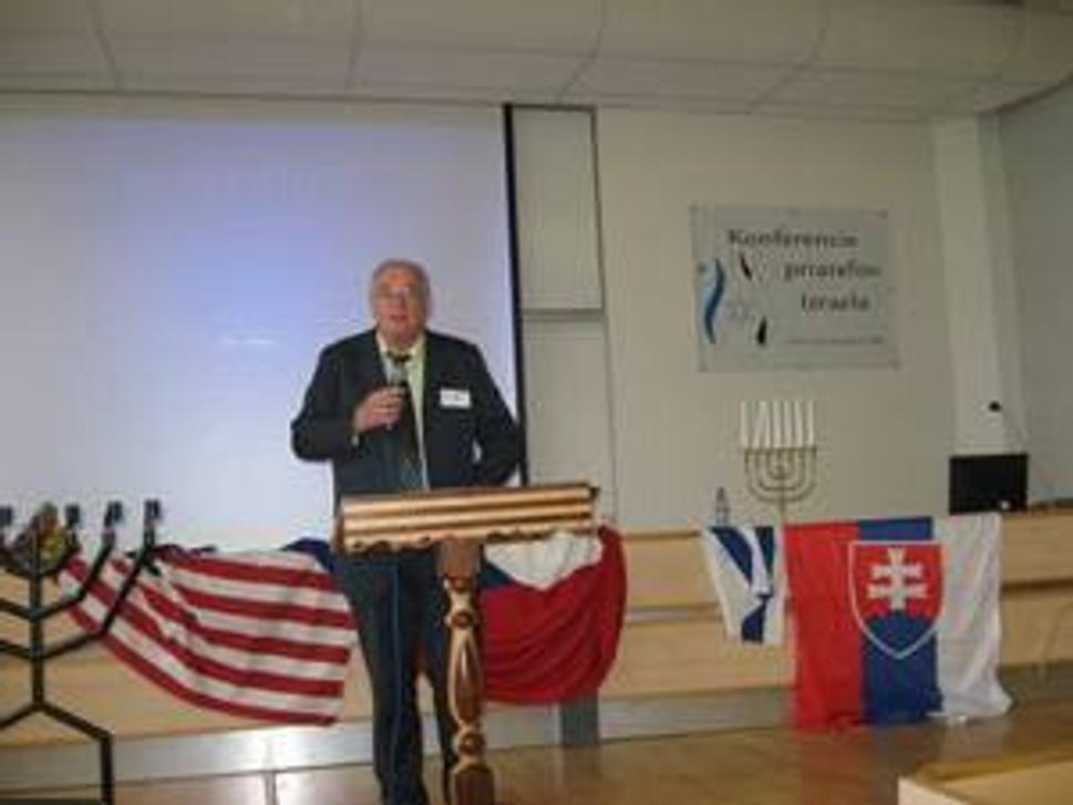 Profesor Pavol Mešťan vystupujúci na Konferencii priateľov Izraela (14.8.2009).