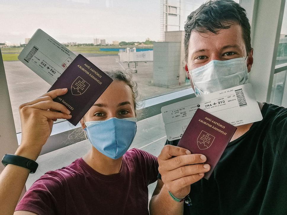 Až po tom čo nás pustili cez check-in a vystavili nám palubné lístky sme začali veriť tomu, že skutočne poletíme.