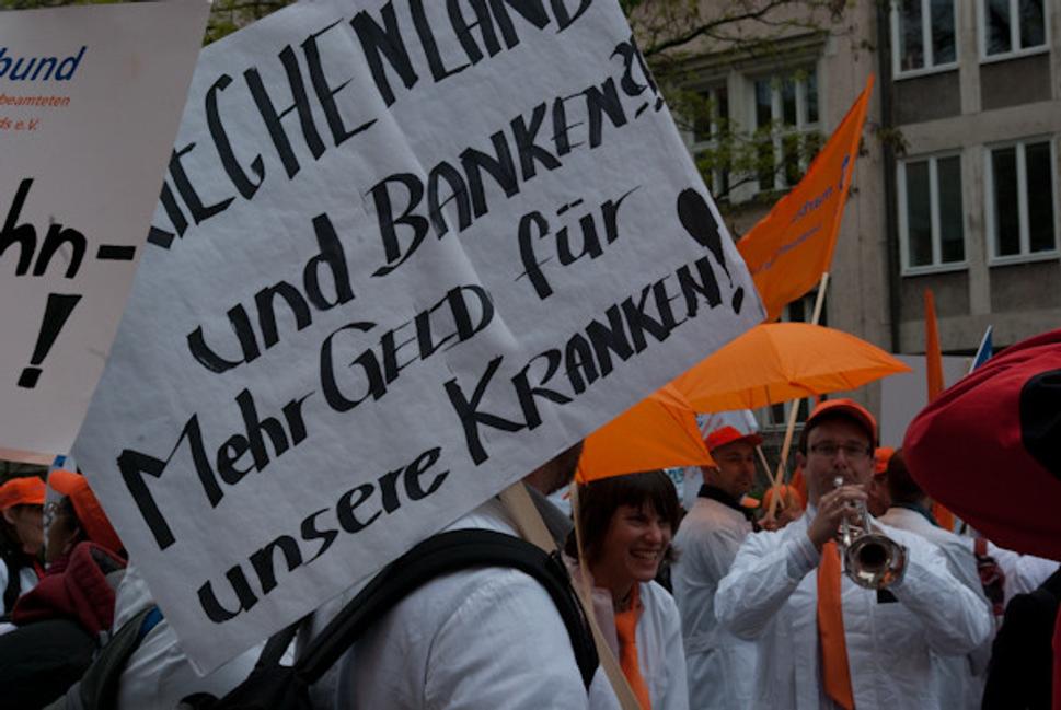 Peniaze pre banky a Grécko? A čo tak pre našich chorích?