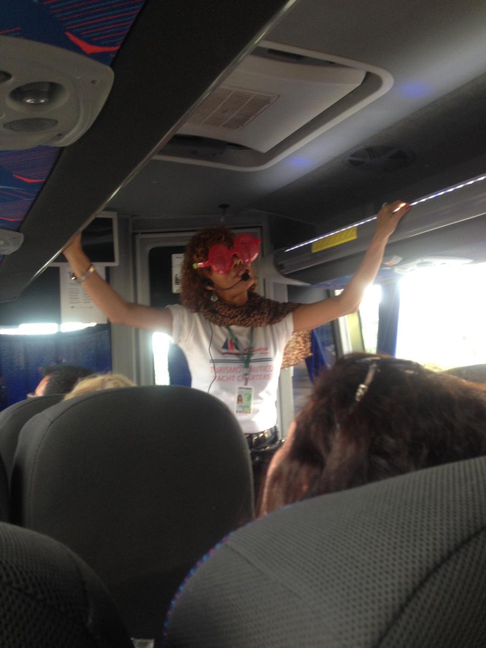 Naša sprievodkyňa Tania práve spieva pesničku a tancuje v autobuse počas toho ako nám rozprávala o cisárovi Pedrovi I. potom nám hneď zaspeivala pesničku, kde sa brazílski účastníci zájazdu pridali