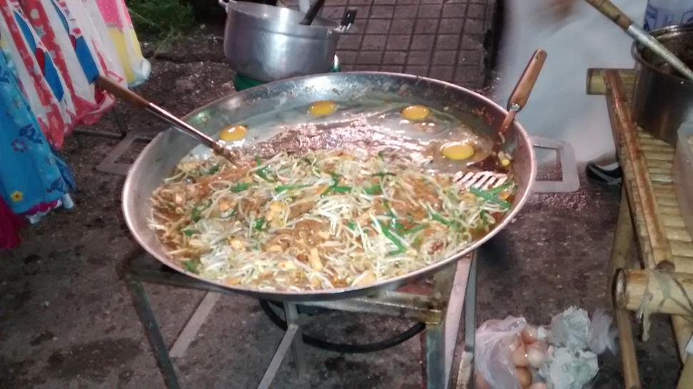 Neopísateľne dobrý Pad Thai z Chiang Rai. Neodolal som mu a nakoniec som si kúpil dve porcie :D