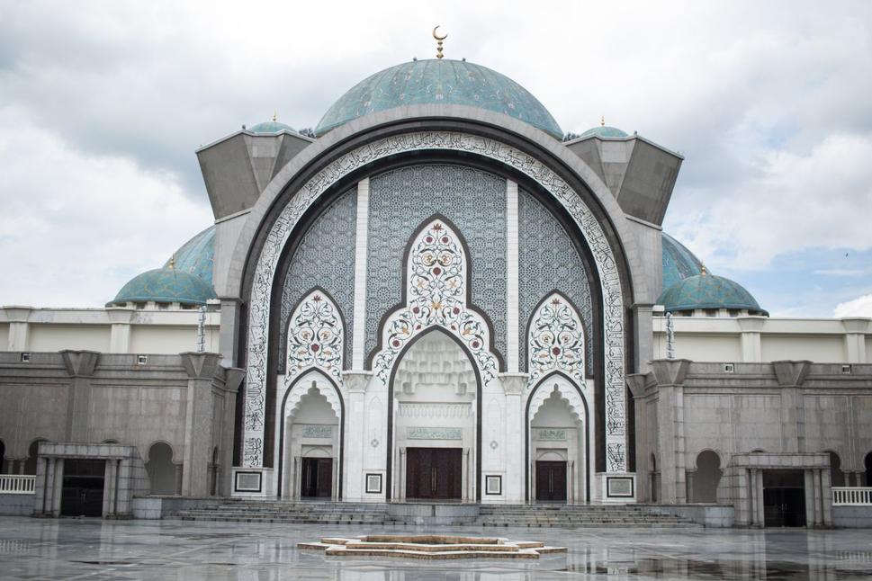 Federal Territory Mosque - Farebné zdobenia nad dverami mešity nie sú namaľované, ale sú to kamene rôznych farieb.