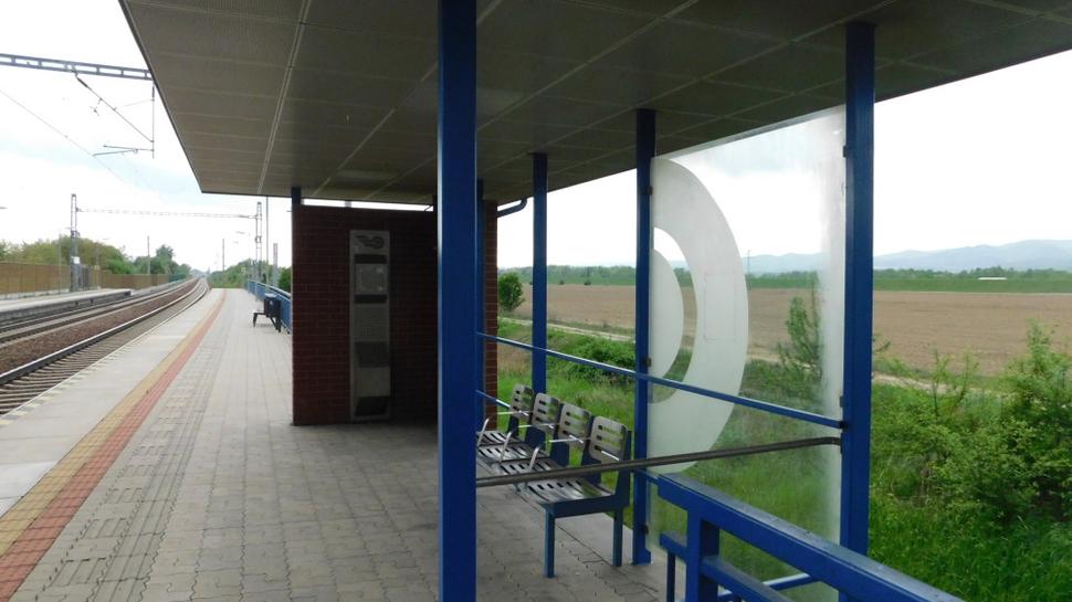 Sklá z modernizácie tu už nezostali, cestujúci zmoknú...