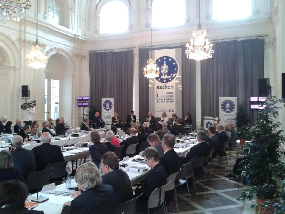 Karlspres Fórum, 28 máj, 2014. Z ľava: Dr Jean-Claude Trichet, Luis Alvarado Martinez, Herman van Rompuy, Elina Makri, Gyorgy Konrád, John Holten.