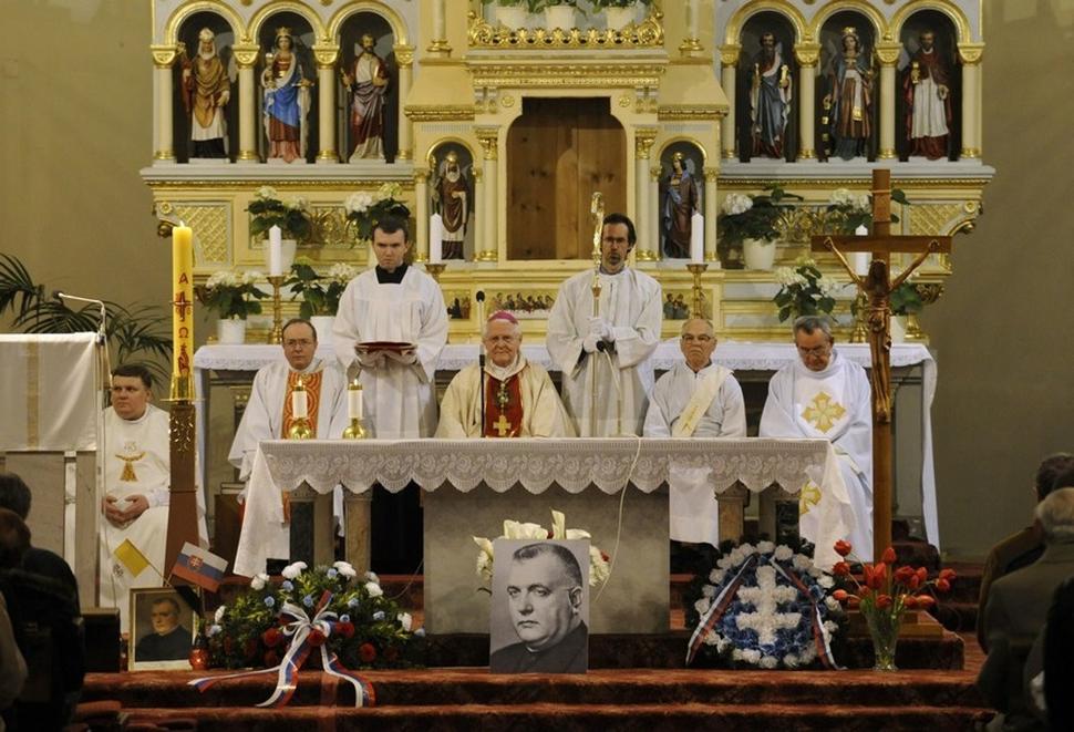 Arcibiskup Ján Sokol slúžil v minulosti v Bratislave zádušnú omšu za Jozefa Tisa
