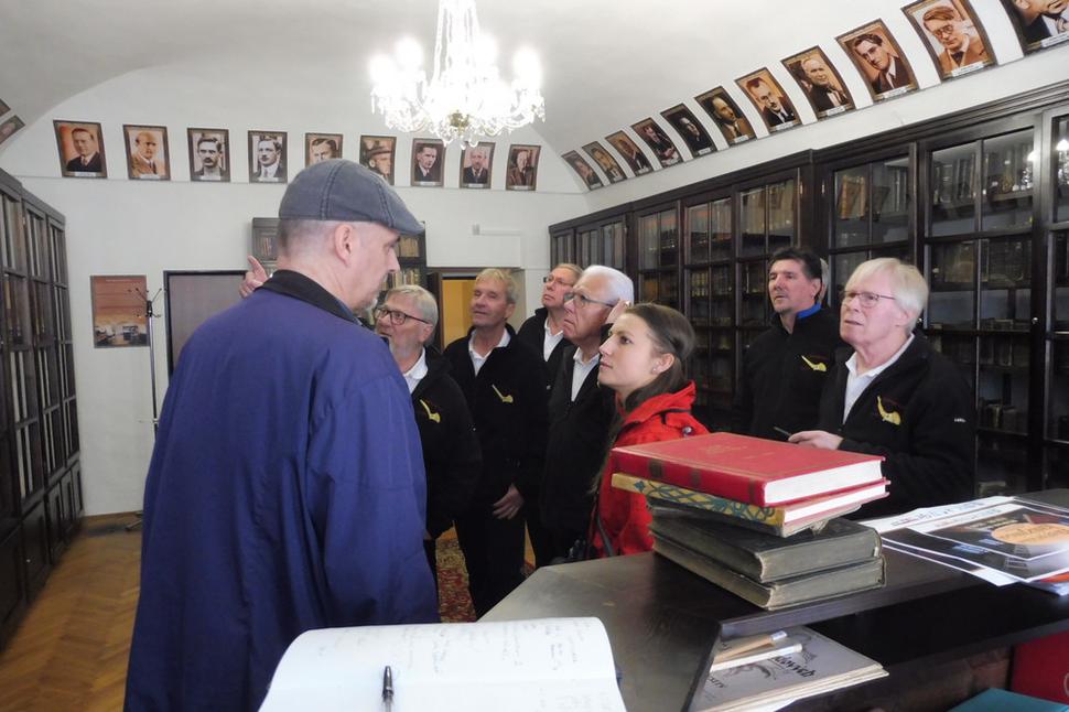 Sprievodné slovo riaditeľa múzea M. Hrica sprostredkúva tlmočníčka.