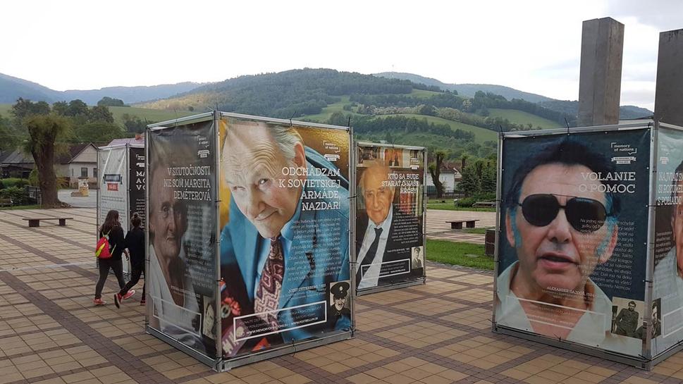 Výstava Príbehy 20. storočia v meste Tisovec je tvorená 4 vežičkami s plagátmi. Obsahuje výpovede účastníkov SNP, ľudí, ktorí prežili koncentračné tábory, utečencov i tých, ktorí im pomáhali.