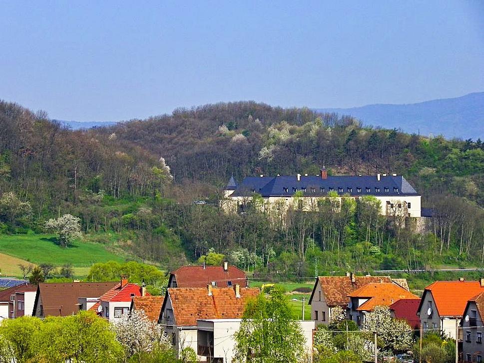 Zámok Vígľaš od juhovýchodu. Po rekonštrukcii sa stal z neho štvorhviezdičkový zámocký hotel The Grand Vígľaš.