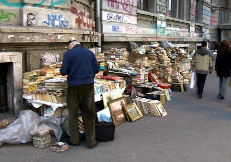 Drobní predajcovia starých kníh pod múrmi univerzity