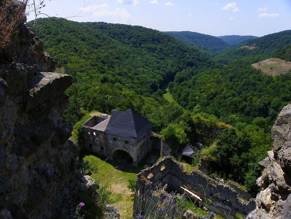 Poloha hradu Čabraď neumožňovala vizuálny kontakt s opevneným kláštorom Bzovík. Hrad mal preto aj predsunuté vartovky pri obci Drienovo a na vrchu Táborisko.