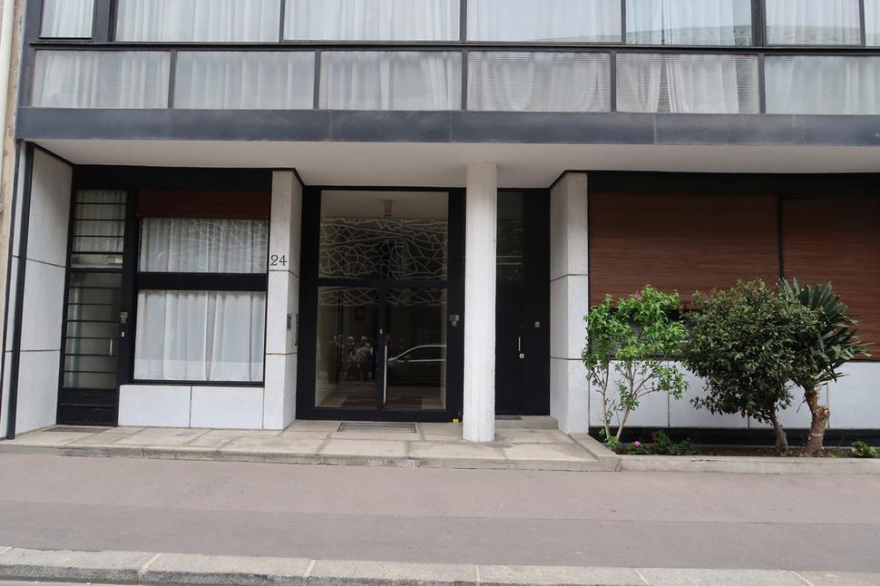 Vstup do luxusného apartmánoveho domu pre obyvateľov, vstupná hala má výšku 3,5 m. Vstup pre služobníctvo sa nachádza na rue de la Tourelle v zadnej časti parcely.