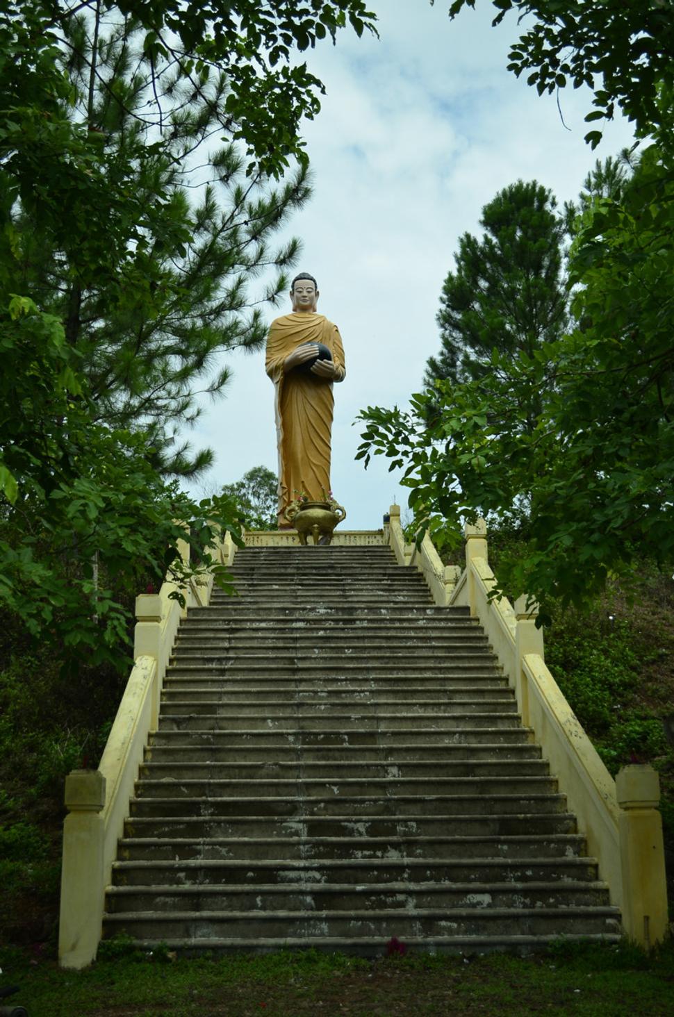 Socha budhu na okraji Hue