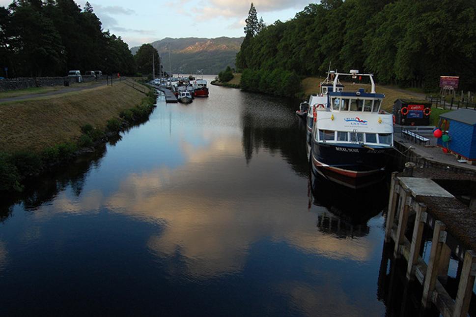 Caledonian Canal vedúci priamo do Loch Ness.