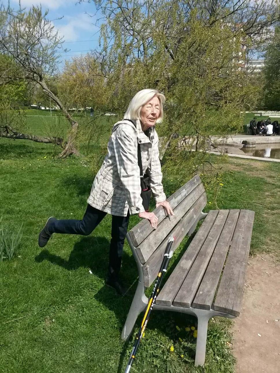 Když jsem babičku před 2 lety (92) vytáhla na procházku ven a ona mi ukazovala, kde cvičila. A já říkám.. ukaž, jak? A ona udělala 10 dřepů a asi 30 mávnutí nohou za sebe... "Škoda, že teď už nemůžu.." řekla pak... :-)