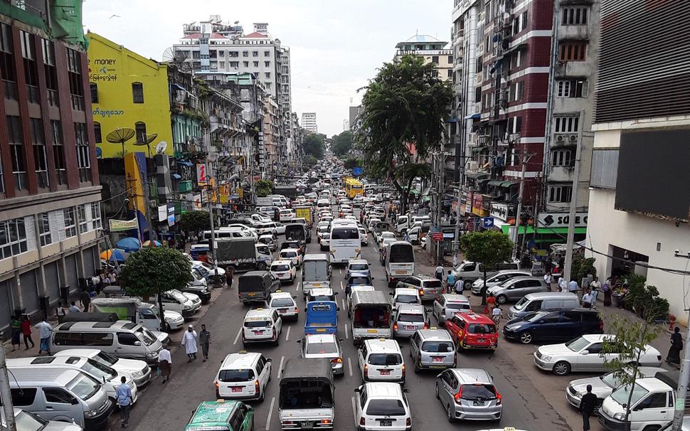 Široké cesty, dopravné zápchy a veľmi úzke chodníky. Takto vyzerajú ulice v centre Yangonu.