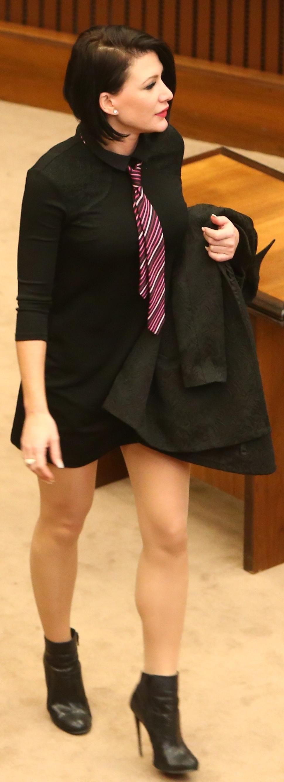 Toto je outfit do parlamentu?!