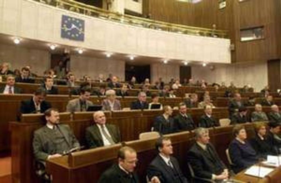 Štátna moc pochádza od občanov, ktorí ju vykonávajú prostredníctvom svojich volených zástupcov alebo priamo. Poslanci sú zástupcovia občanov. Mandát vykonávajú osobne podľa svojho svedomia a presvedčenia a nie sú viazaní príkazmi. (Ústava SR)